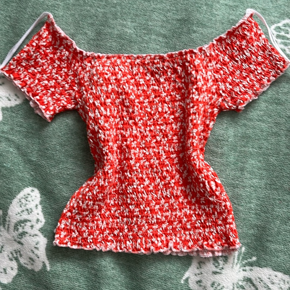 A off the shoulder red and white popcorn crop top